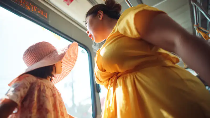 В автобусе Астаны разгорелся шторм: конфликт между пассажиркой и матерью ребёнка с аутизмом обнажил глубокие социальные трещины Астане