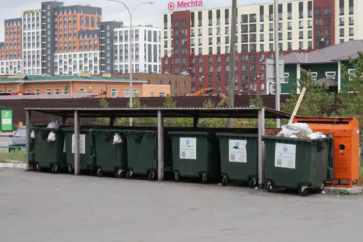 Мусорные баки в микрорайоне Жагалау, Астана, 2025 год