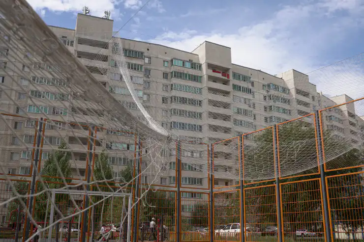 Порванная сетка на баскетбольной площадке, Жагалау, Астана, 2025 год