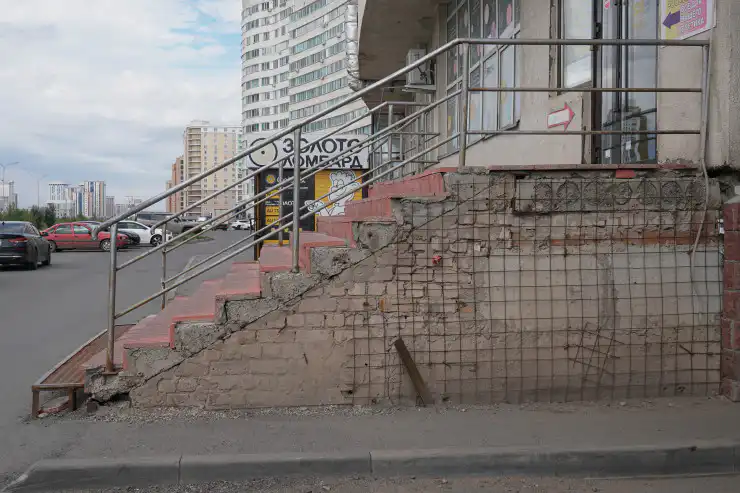 На лестнице подъезда обвалилась обшивка, Жагалау, Астана, 2025 год