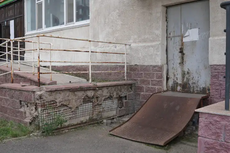 Ржавый кривой пандус у подъезда, Жагалау, Астана, 2025 год