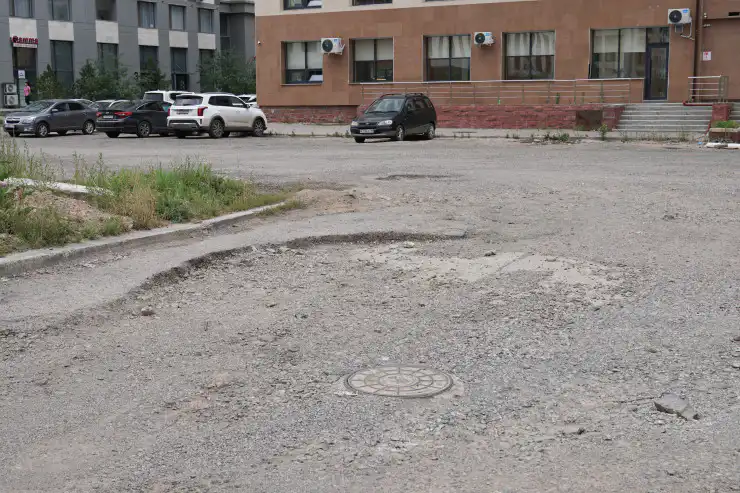 Разбитый асфальт на улице Е-68, Астана, 2025 год