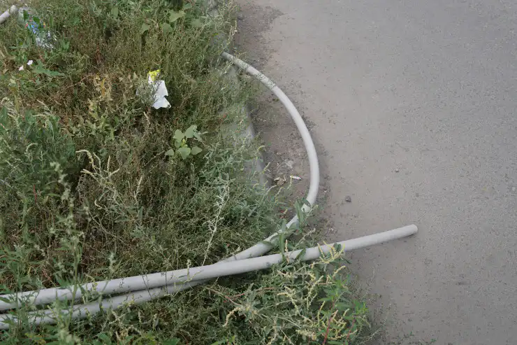 По микрорайону Жагалау разбросаны пластиковые трубы, Астана, 2025 год