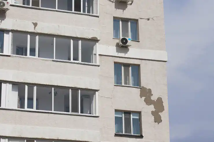 На доме в микрорайоне Жагалау осыпалась облицовка