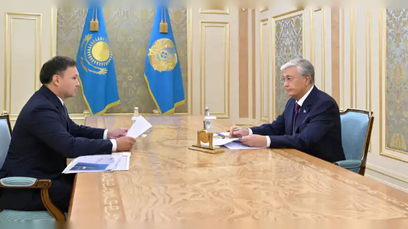 Президент Казахстана Касым-Жомарт Токаев встретился с председателем правления нацкомпании 'КазМунайГаз' Асхатом Хасеновым, где был представлен отчет о новых инвестициях двух крупных китайских компаний в Казахстан. Астане
