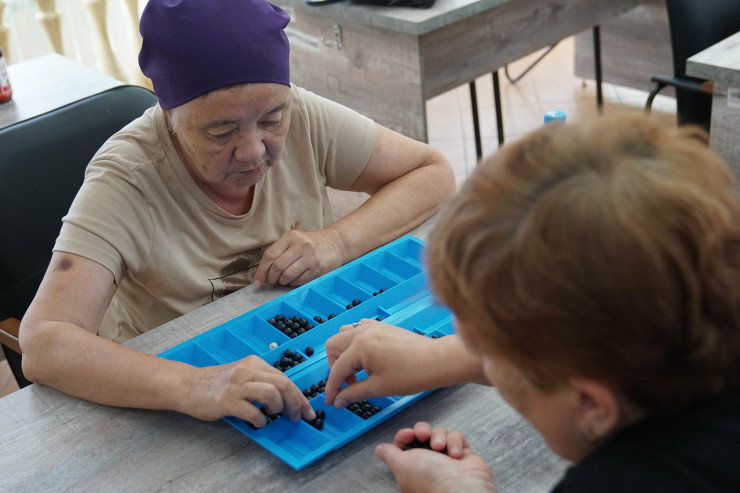 Бабушки играют в тоғыз құмалақ