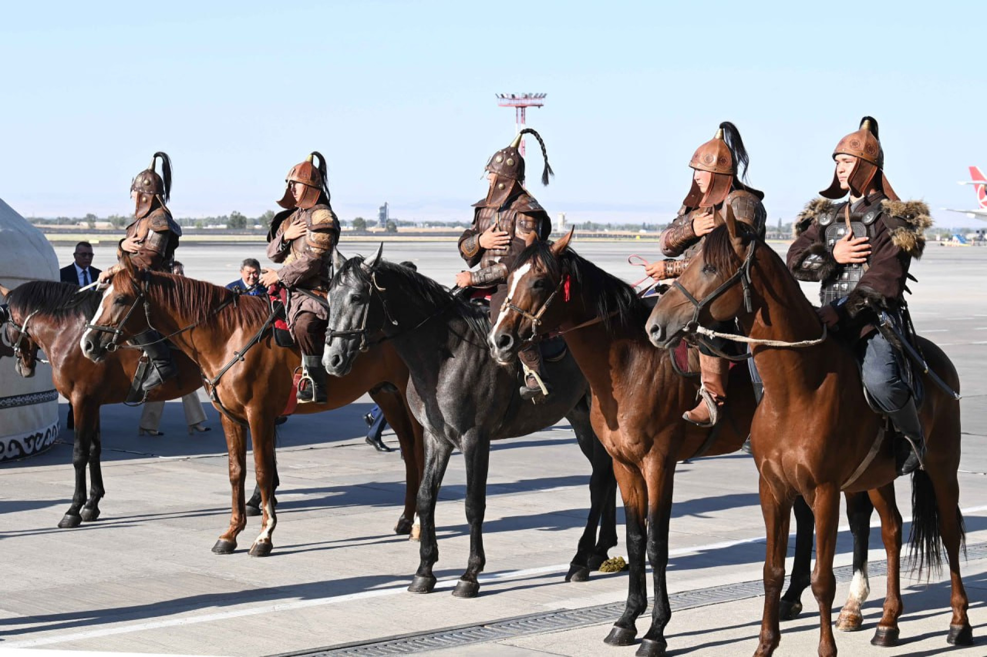 кыргызские батыры на лошадях