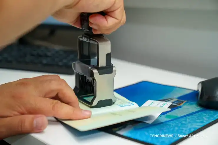 Пограничники ставят печать о пересечении границы в паспорт