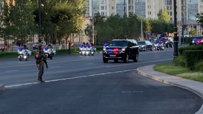 Кортеж высокопоставленного лица проехал по главному проспекту Астаны - Мангилик Ел Астане