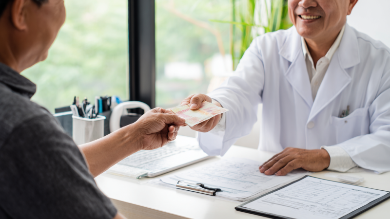 Кыргызстан: Чаевые для врачей — новая инициатива от властей Астане