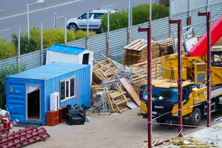 Стройматериалы на территории бывших общежитий Абу-Даби Плаза 