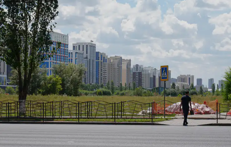 Пустырь рядом с Линейным парком в Астане