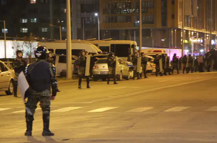 Оцепление у Abu Dhabi Plaza после массовой драки, 2017 год