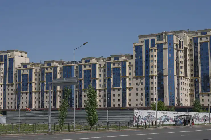 Забор возле бывших общежитий Абу-Даби Плаза, Линейный парк, Астана