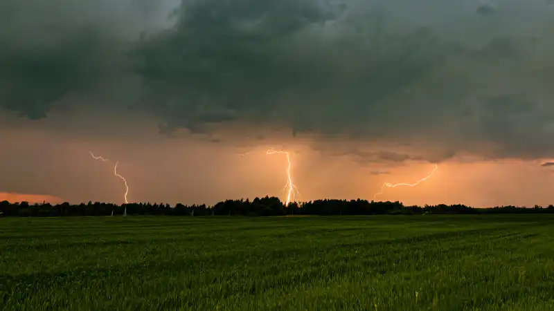 Синоптики предупреждают о неблагоприятных погодных условиях в Казахстане: жара на юге и грозы в ряде городов Астане