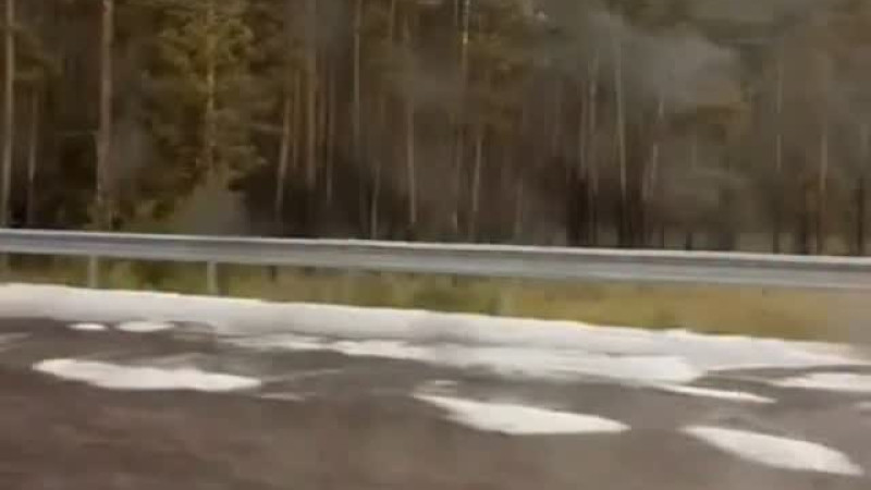 Снег выпал в конце августа недалеко от Астаны, а именно в субботу, 30 августа, близ села Макинка в Акмолинской области. Очевидцы поделились видео с трассы 'Астана-Кокшетау', зафиксировав необычное для этого времени года явление. Астане