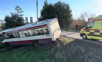 Авария в Астане: автобус с рабочими упал в кювет, 14 пострадавших