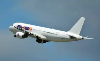 Почему рейс в Шарм задержали? Загадка на высоте!