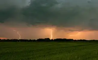 Синоптики предупреждают о неблагоприятных погодных условиях в Казахстане: жара на юге и грозы в ряде городов