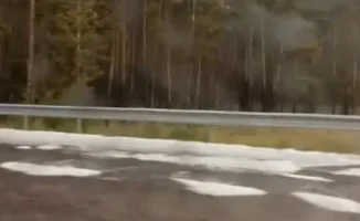 Снег выпал в конце августа недалеко от Астаны, а именно в субботу, 30 августа, близ села Макинка в Акмолинской области. Очевидцы поделились видео с трассы 'Астана-Кокшетау', зафиксировав необычное для этого времени года явление.