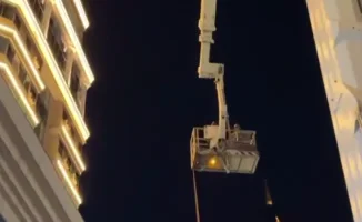 В Астане из-за пожара эвакуируют жильцов жилого комплекса 'Нурсая', среди которых находятся депутаты.