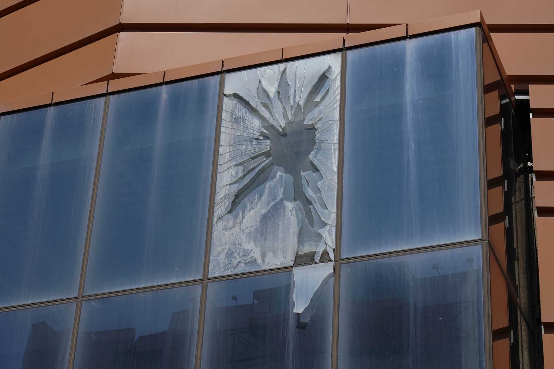 Разбитые окна заброшенного ТРЦ