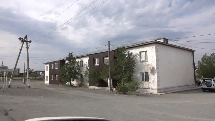 Двухэтажный дом в посёлке Достык, граница Казахстана и Китая. Фото: ©️ Роман Павлов