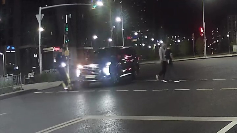 В Астане внедорожник сбил водителя электросамоката на пешеходном переходе Астане