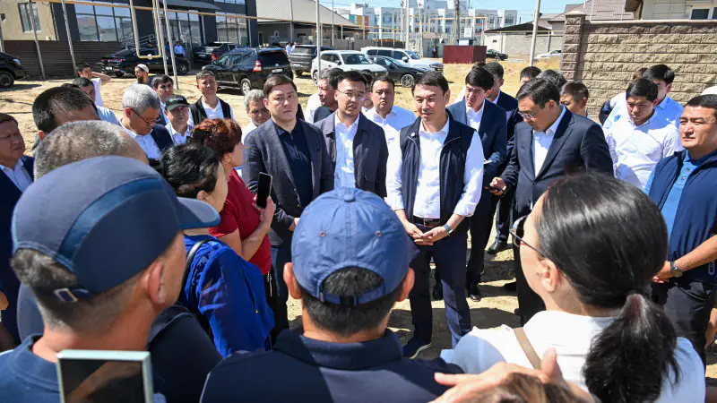 Аким Алматы Дархан Сатыбалды провёл встречу с жителями Алатауского района в микрорайонах Рахат-Мадениет и Алгабас Астане