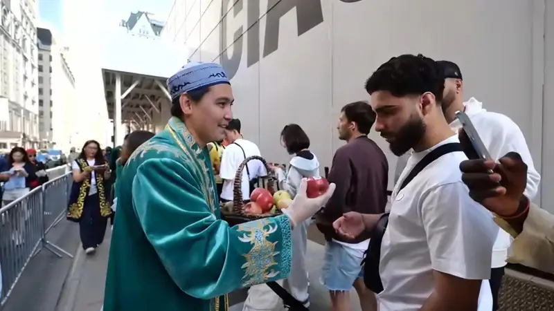 Имиджевая акция Казахстана в Нью-Йорке: жители в очереди за iPhone 17 Астане