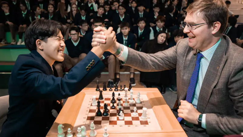 Аульские ребята встретились с миллиардером: шахматный баттл с Тимуром Турловым Астане