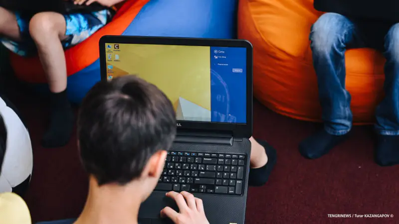 Цифровое одиночество: Казахстанские дети теряют дружбу и общение, погружаясь в мир экранов Астане