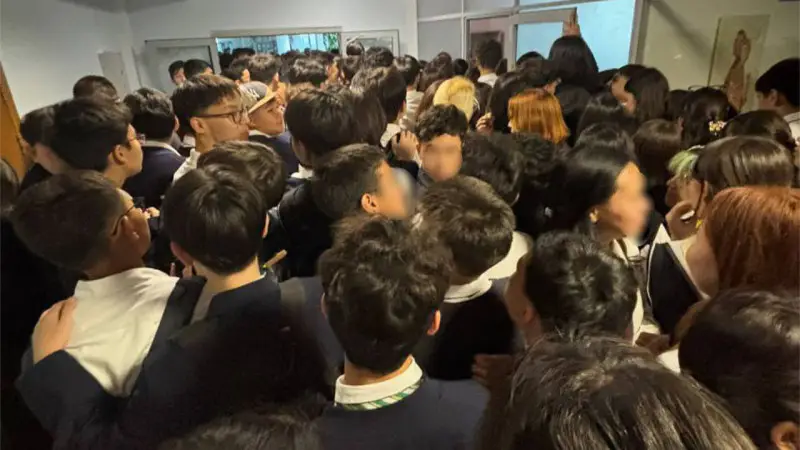 Давка в НИШ Астаны: школьники протестуют против обязательной сдачи смартфонов Астане