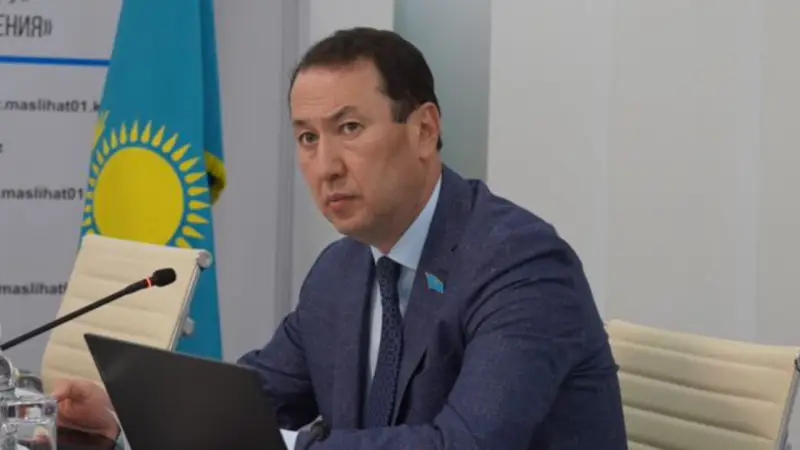 Депутат Азамат Айтхожин на заседании маслихата предложил ужесточить контроль над владельцами столичных базаров, призвав не 'сюрюситься' с ними и держать их 'в ежовых рукавицах'. Астане