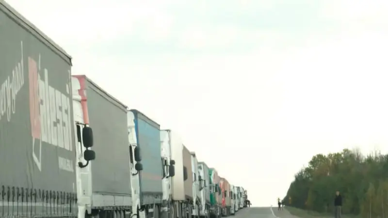 Фуры застряли на границе Казахстана и РФ: причина очередей от ФТС Астане