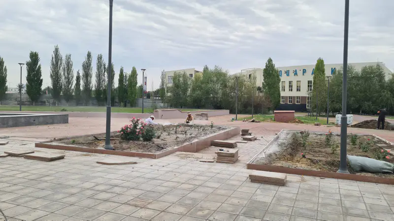 Рабочие кладут плитку на Водно-зелёном бульваре, Актобе, 2025 год