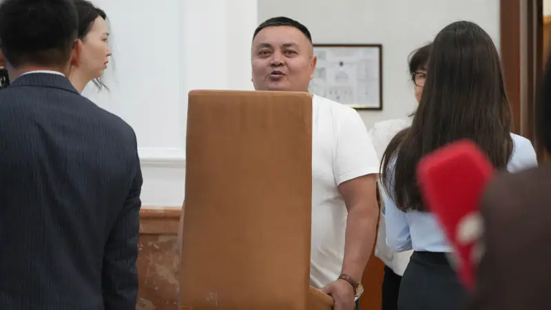 Грустный министр, смеющиеся депутаты и скорая: репортаж из-за кулис Послания Президента 2025 Астане