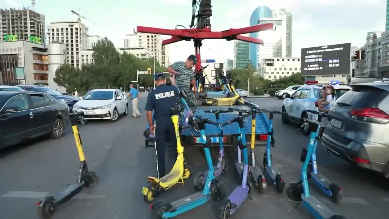 В Астане полицейские очищают город от электросамокатов: как это отражает проблему городской инфраструктуры и общественного порядка Астане