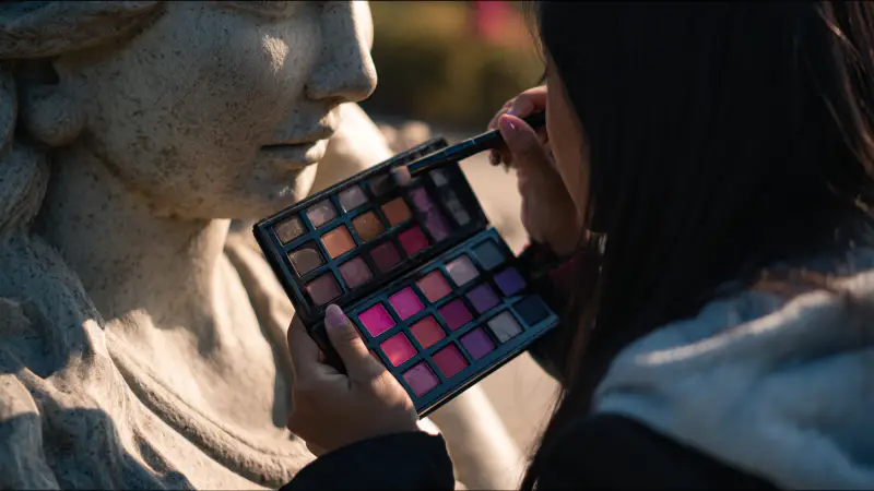 Штраф за креатив: жительница Астаны наказана за мейкап памятнику, поднимая вопросы о границах искусства и вандализма Астане