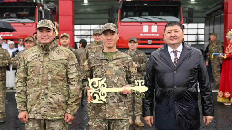 На этой неделе в Казахстане чиновники и депутаты проявили свои эмоции в различных ситуациях. В одном из мероприятий, посвящённом Дню матери, некоторые из них открыто говорили о любви к своим матерям, что вызвало бурные обсуждения в социальных сетях. В то  Астане
