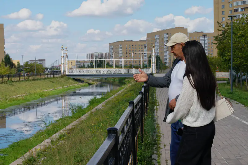 Грязная река