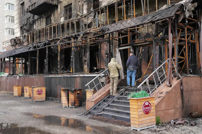 Обгоревшие цветочные ящики