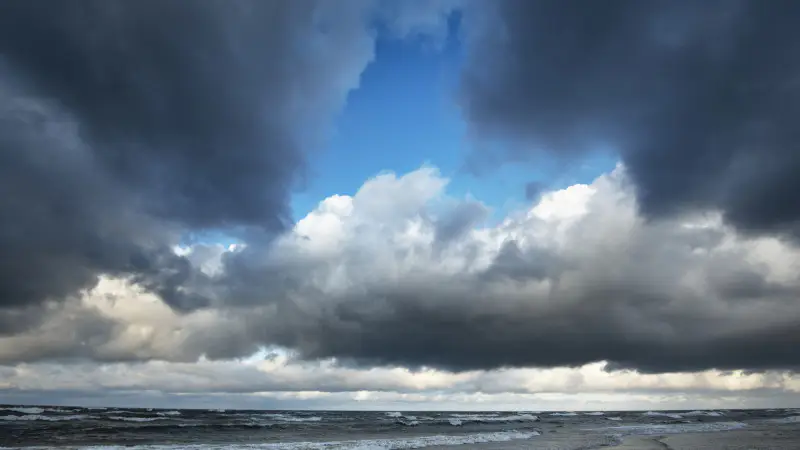 В Казахстане ожидаются опасные погодные условия: грозы, град и шквалы. В Казгидромете предупредили жителей о возможных неблагоприятных явлениях в среду, 10 сентября. Астане