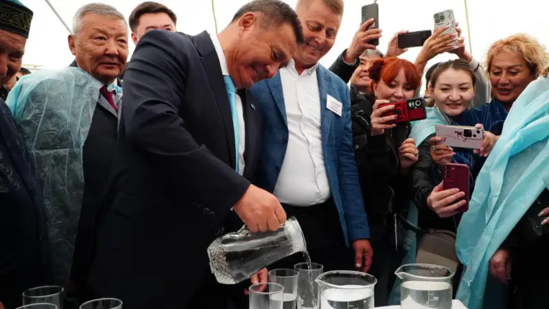 На этой неделе казахстанские чиновники привлекли внимание общественности своим необычным поведением. Один из акимов, во время официального мероприятия, произнес тост и выпил залпом целый стакан чистейшей воды, что вызвало бурные аплодисменты зрителей. Это Астане