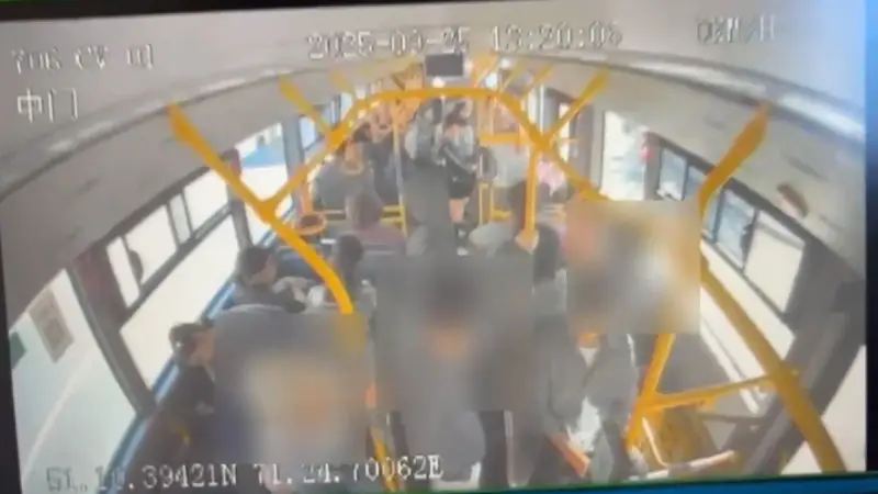 В автобусе № 61 Астаны разгорелся 'поединок на колесах': полиция раскрыла имена участников драки, ставшей вирусным хитом соцсетей Астане