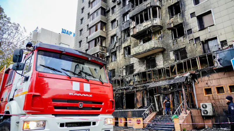 В Астане произошел пожар в центре столицы, в результате которого пострадало 8 квартир. Акимат Астаны сообщил, что будет проведен восстановительный ремонт как в пострадавших квартирах, так и на фасаде жилого комплекса. Астане