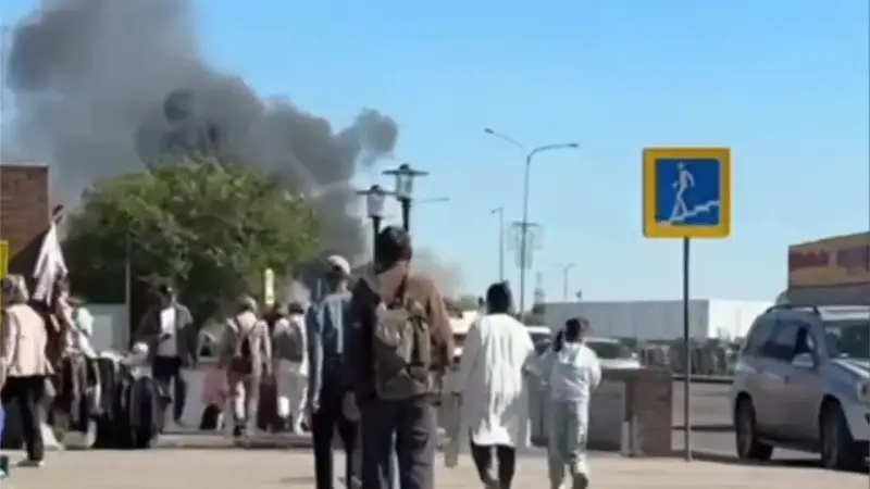 Пожар в Астане: пожарные борются с возгоранием в складском помещении рядом с рынками 'Шапагат' и 'Алем' Астане