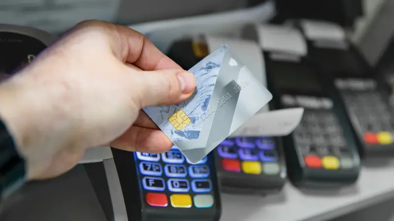 Россиян вызывают в полицию из-за удалённого оформления казахстанских банковских карт Астане