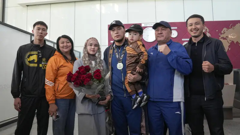 Айбек Оралбай и Санжар Ташкенбай вернулись в Казахстан после триумфа на ЧМ, следующая цель - медаль Олимпиады Астане