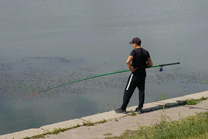 Мужчина рыбачит в Ишиме